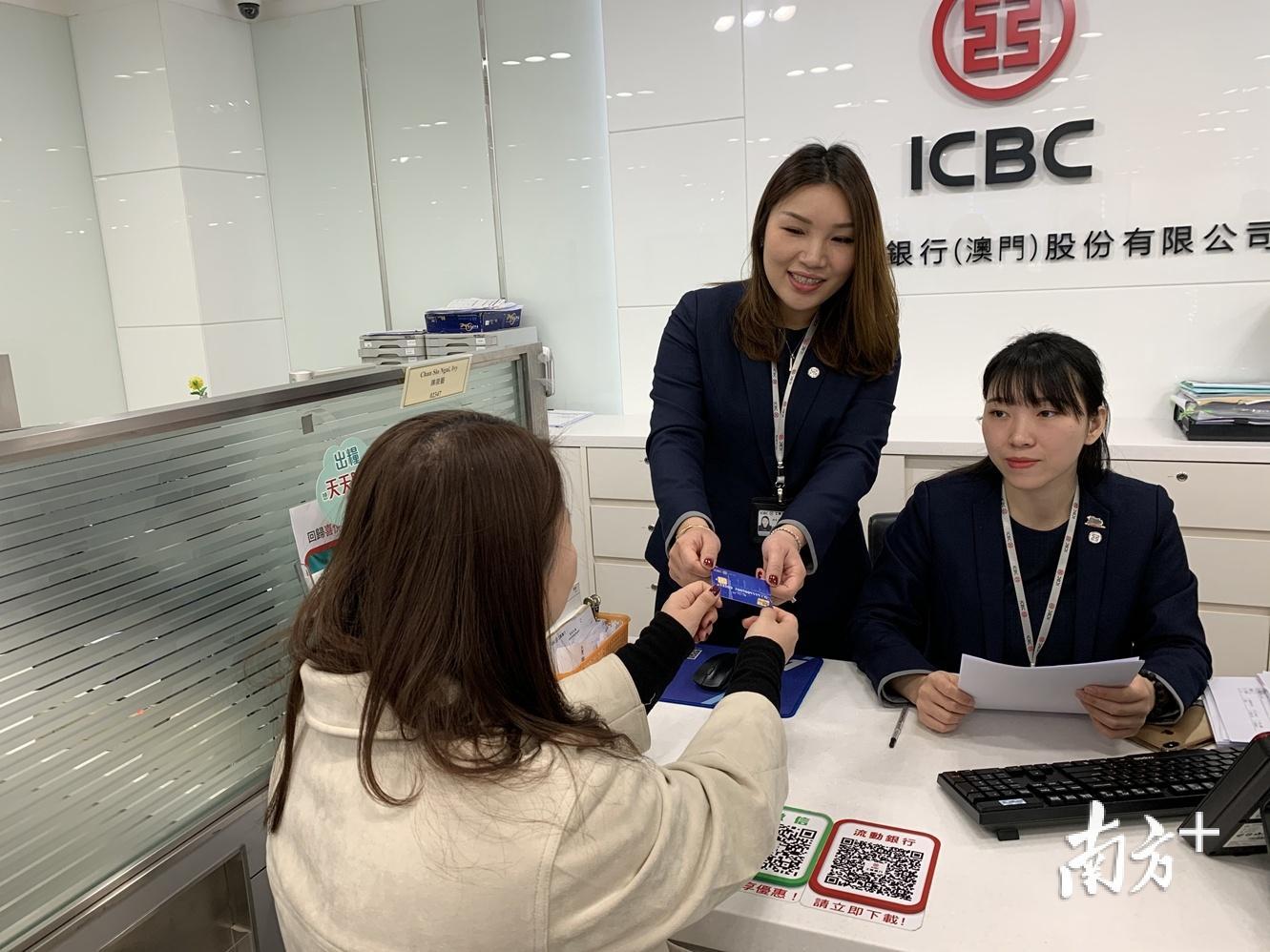 12月20日上午，中國工商銀行（澳門）股份有限公司為澳門居民代理見證開立內地個人銀行賬戶。羅成剛 攝