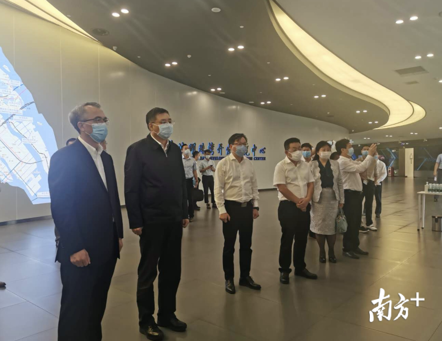 南海黨政代表團(tuán)參觀考察南沙國(guó)際航運(yùn)中心，了解口岸通關(guān)便利化和南沙總體規(guī)劃建設(shè)情況。肖霞 攝