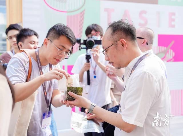 　　今年5月底，百農(nóng)社國際有限公司參加了香港貿(mào)易發(fā)展局在深圳舉辦的“港·潮流”購物節(jié)，首次把“華御結(jié)”日式飯團帶到內(nèi)地市場。馬國怡（右）正在邀請顧客品嘗日式飯團。