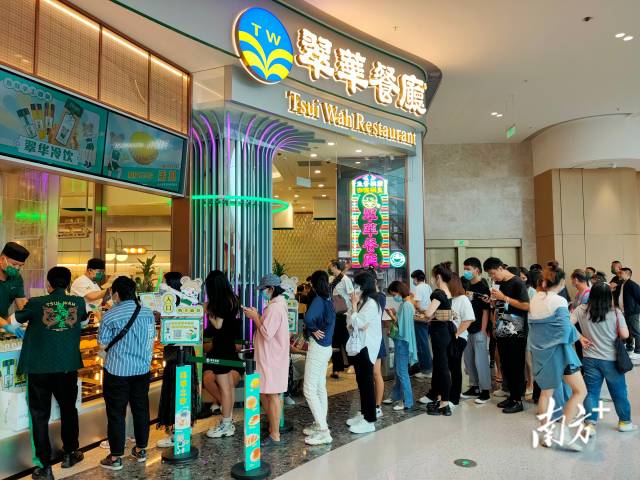 　　今年以來，翠華餐廳在廣州、深圳、珠海等大灣區(qū)內(nèi)地城市的分店生意復蘇明顯。每到飯點，餐廳門口都不少人排隊等候。